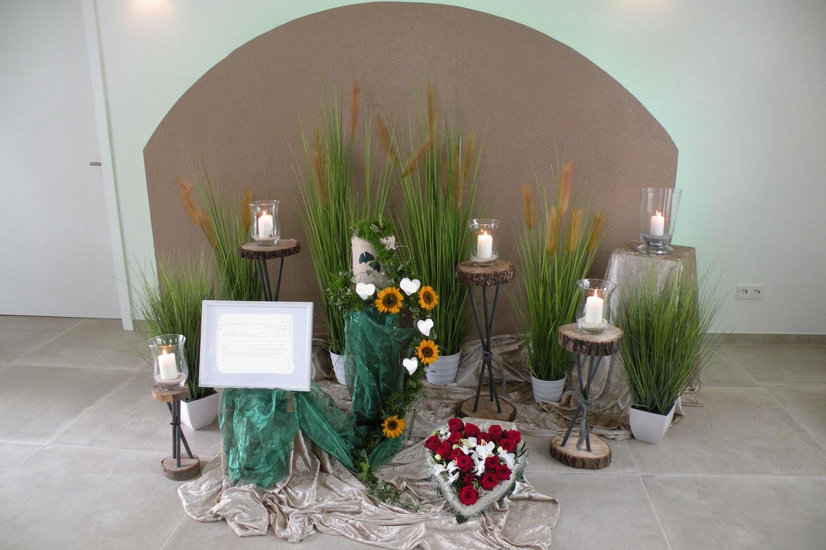 Kleine Urnendekoration zur Trauerfeier in der Trauerhalle von Bestattungen Klink