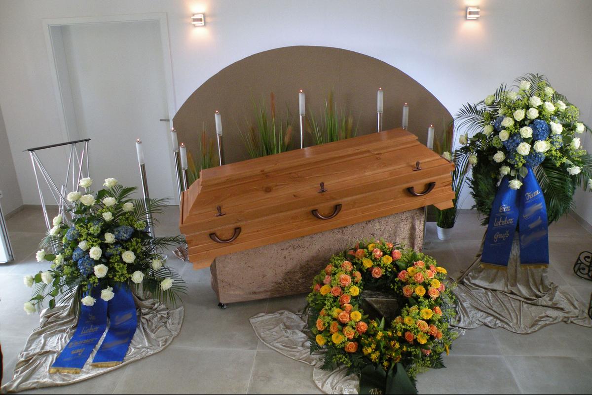 Dekoration mit Sarg zur Trauerfeier in der Trauerhalle von Bestattungen Klink
