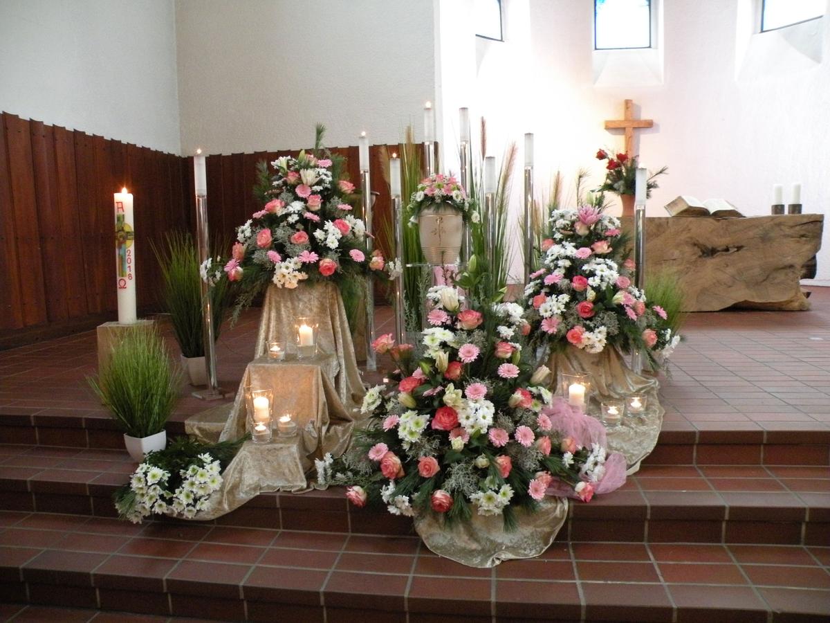 Urnendekoration in der Evangelischen Dorfkirche Seelscheid, in pastell rosa