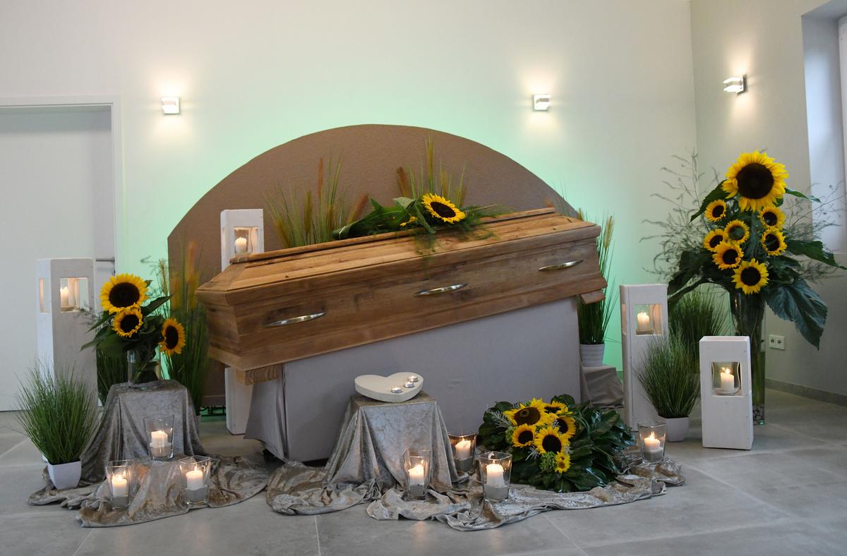 Sargdekoration mit Sonnenblumen in der Trauerhalle von Bestattungen Klink