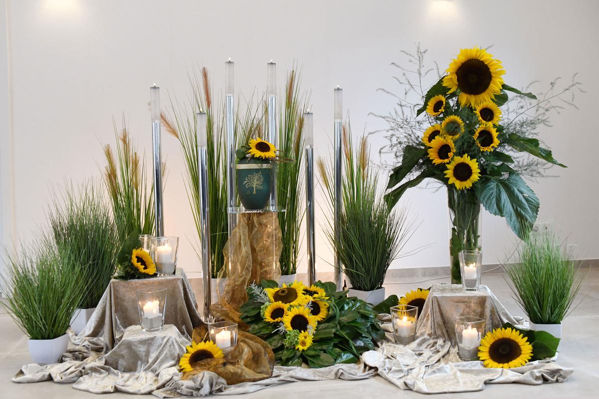 Dekoration einer Urnentrauerfeier mit Sonnenblumen in der Trauerhalle von Bestattungen Klink