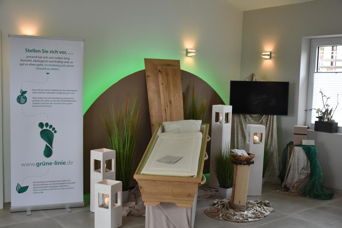 Dekoration in der Trauerhalle von Bestattungen Klink zur Präsentation der Grünen Linie