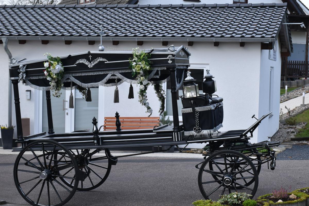 Restaurierte Trauerkutsche vor der Trauerhalle von Bestattungen Klink, Neunkirchen- Seelscheid
