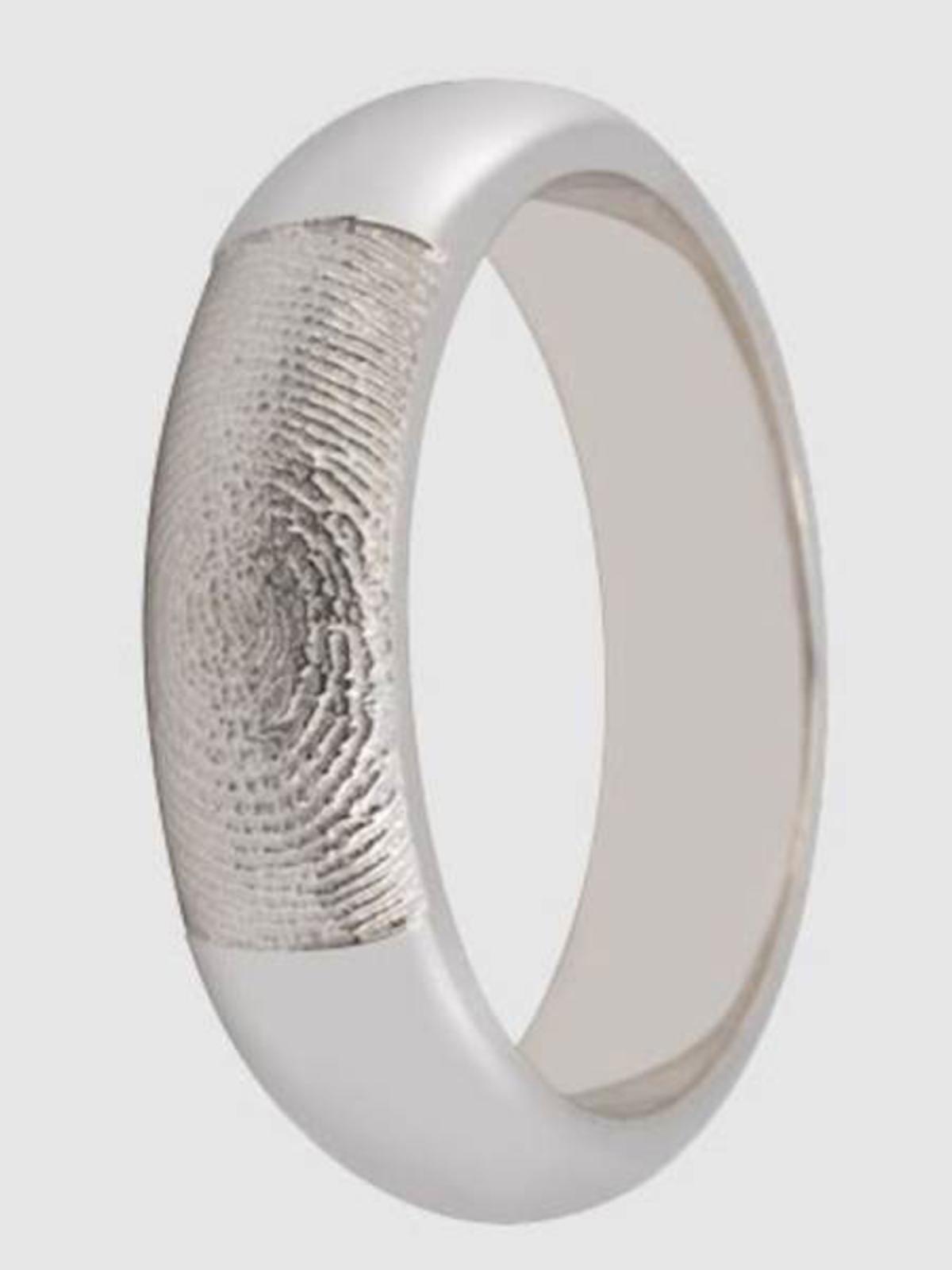 Ring als Erinnerungschmuck, gefertigt mit dem Fingerabdruck des Verstorbenen