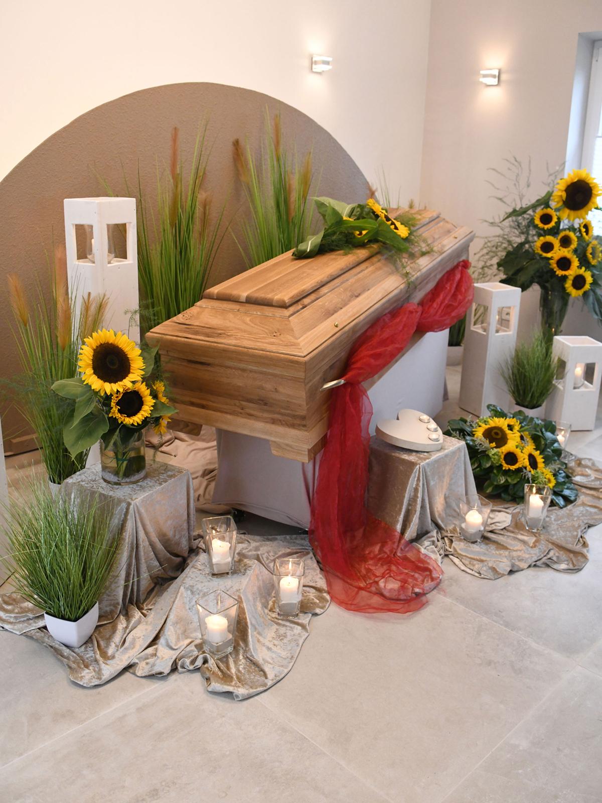 Sargdekoration mit Sonnenblumen in der Trauerhalle von Bestattungen Klink, Neunkirchen-Seelscheid
