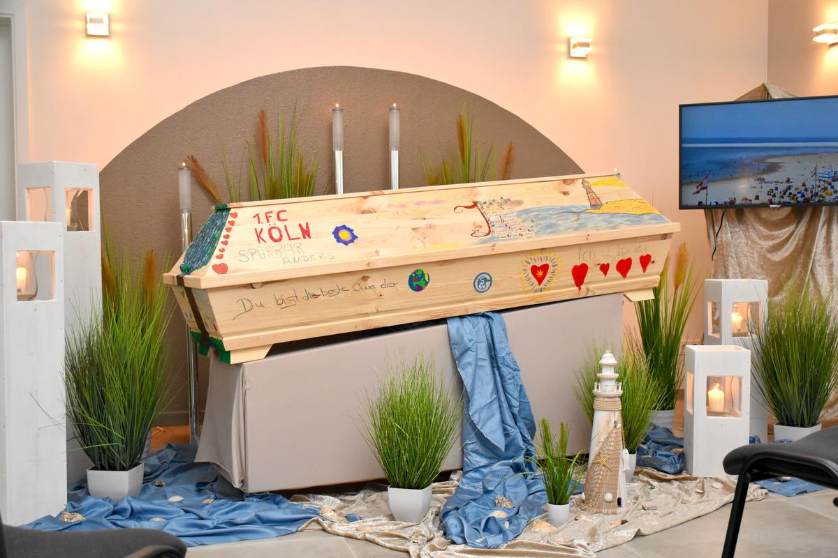 Sargdekoration maritim, mit selbst gestaltetem Sarg und Diashow in der Trauerhalle Von Bestattungen Klink, Neunkirchen-Seelscheid