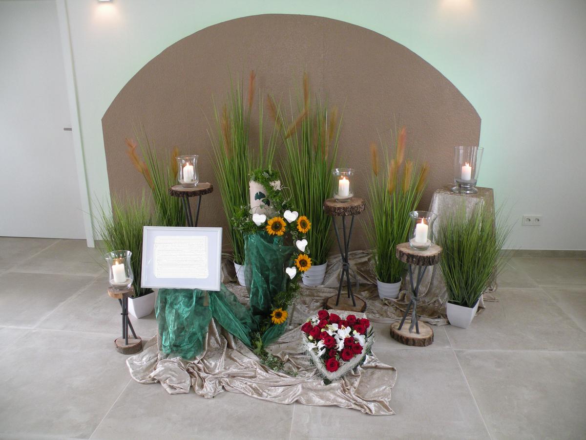 Kleine Urnendekoration in der Trauerhalle zur FriedWald Beisetzung