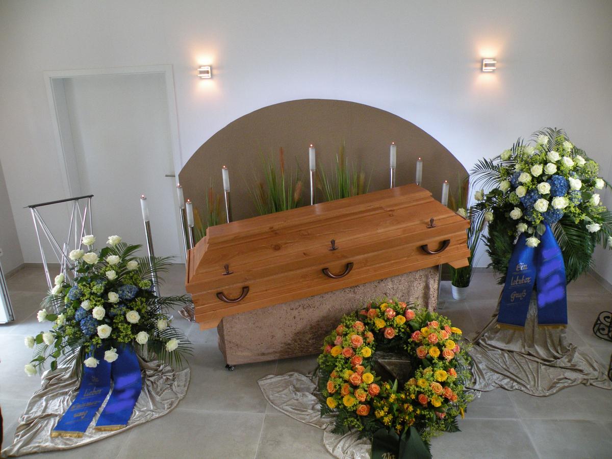 Kleine Sargdekoration in der Trauerhalle von Bestattungen Klink